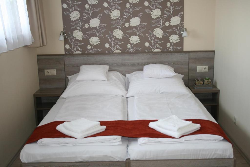 Bed and Breakfast Piroska Csarda Es Panzio Шиофок Экстерьер фото